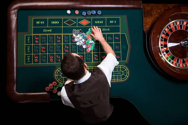 Top view of the casino croupier and the green roulette table. Ga — Stock Photo, Image