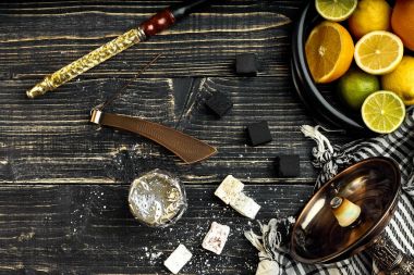 Şık sigara nargile ve sepet ile limon, limon ve portakal üzerinde