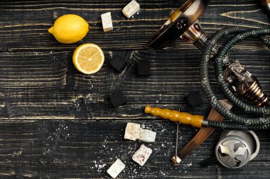 Arap nargile tütün lezzet limon karışımı ile. Koyu ahşap arka plan Üstten Görünüm