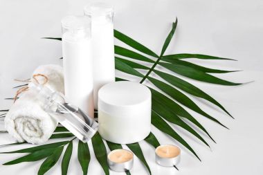 kozmetik ürünler ve beyaz kaplarda açık renkli ayarlayın..