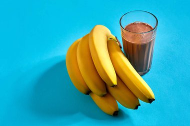 Çikolata mavi arka plan ile muz smoothie