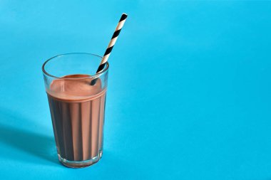 Metin veya tasarım için alan mavi zemin üzerine çikolatalı süt