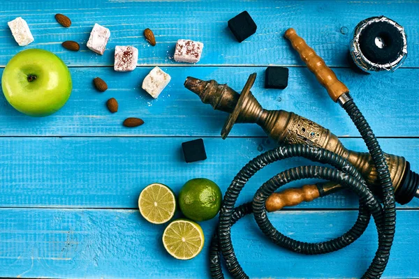 Sfondo tabacco. Narghilè turco da fumo con sapore di tabacco di mela verde matura e lime — Foto Stock