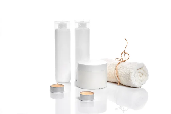 Set di prodotti cosmetici in contenitori bianchi su fondo chiaro . — Foto Stock