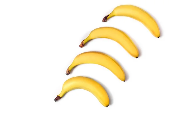 Желтые бананы на белом фоне — стоковое фото