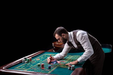 Krupiye tablo bir casino kumar arkasında.