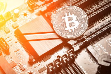 Bitcoin. Yeni sanal para. Bitcoins ekran kartı incelemesi kavramı üzerinde yalan. Güneş parlaması