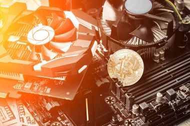 Bitcoin. Yeni sanal para. Bitcoins ekran kartı incelemesi kavramı üzerinde yalan. Güneş parlaması