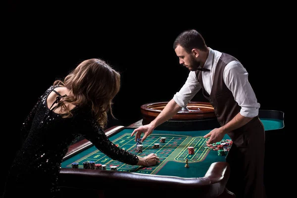 Croupier e mulher jogadora em uma mesa em um cassino. Imagem de um c — Fotografia de Stock