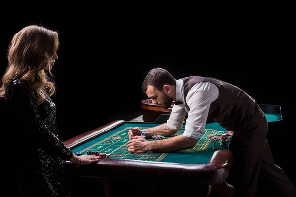 Croupier und Spielerin an einem Tisch in einem Casino. Bild eines c — Stockfoto