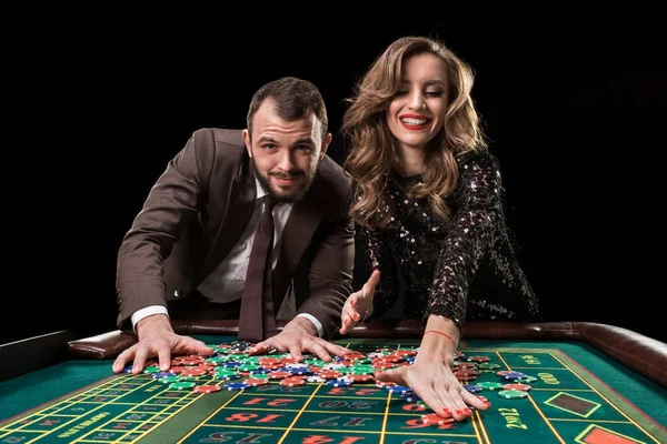 Muž s ženou hraní rulety v kasinu. Závislost na — Stock fotografie