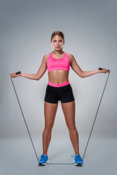 Imagen completa de una mujer bonita haciendo ejercicio con — Foto de Stock