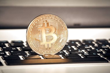 Madeni para Kripto Döviz Alım bitcoin yalanlar üzerine para Döviz Kuru artış veya düşüş nedeniyle klavye arka plan Tema altın Satım Piramit'te yakın çekim