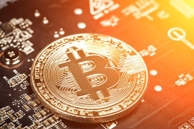 Bitcoin. Yeni sanal para. Bitcoins ekran kartı incelemesi kavramı üzerinde yalan. Güneş parlaması