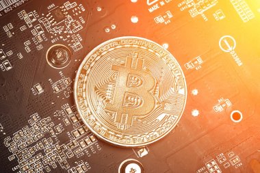 Bitcoin. Yeni sanal para. Bitcoins ekran kartı incelemesi kavramı üzerinde yalan. Güneş parlaması