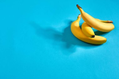 Taze muz parlak mavi zemin üzerine kapatın. Düz yatıyordu. Yaz konsepti.