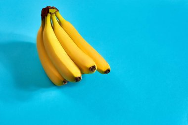 Taze muz parlak mavi zemin üzerine kapatın. Düz yatıyordu. Yaz konsepti.