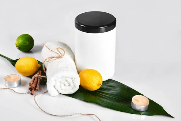 Białe butelki i dwie całe cytryny i limonki na białym tle. Rozwiązanie dla reklamy kosmetyków — Zdjęcie stockowe
