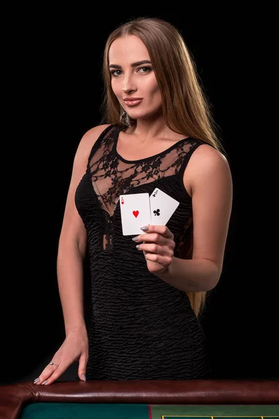 Joven hermosa mujer jugando en el casino. Chica sosteniendo la combinación ganadora de cartas de póquer. Dos ases — Foto de Stock