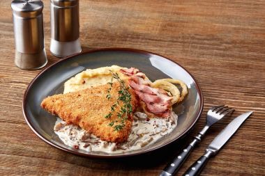 Et garnitür, otlar, sarımsak ve baharat ahşap zemin ile tavuk püresi Beşamel sos haşlanmış ekmek kırıntıları içinde patates ile