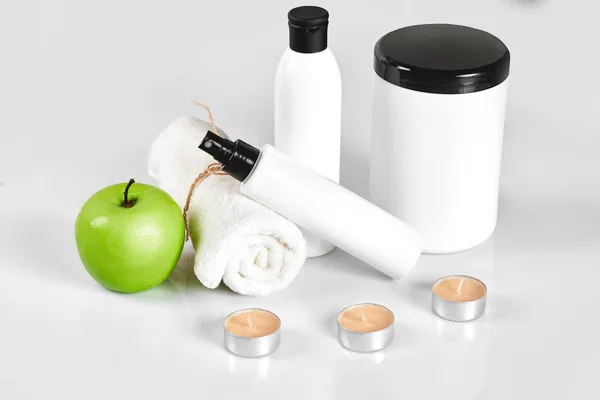 Натуральний спа-процедур очищення продуктів з яблуком на білому тлі . — стокове фото