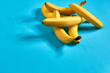 Taze muz parlak mavi zemin üzerine kapatın. Düz yatıyordu. Yaz konsepti.
