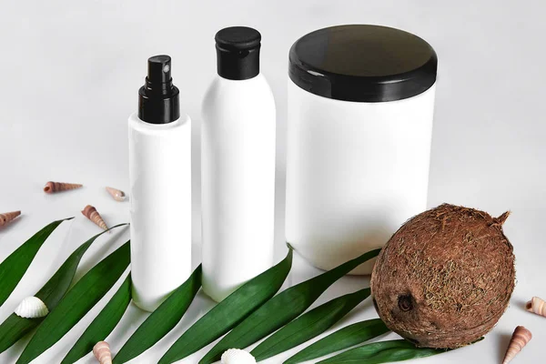 椰汁椰子油和化妆霜白色背景 — 图库照片