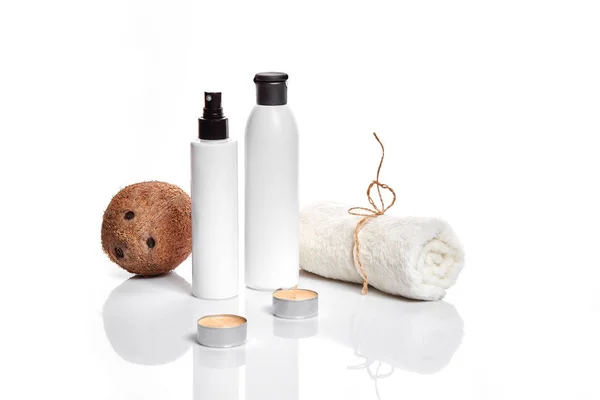 Cosméticos orgânicos com coco sobre fundo branco . — Fotografia de Stock