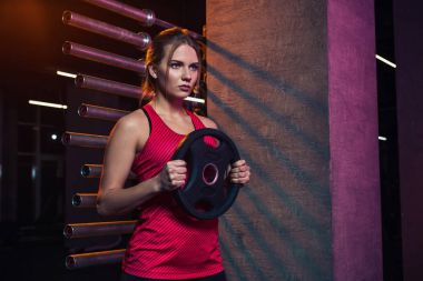 Kız atlet tutar disk bardan crossfit ve fitness yapmak için ağırlık Ajan.
