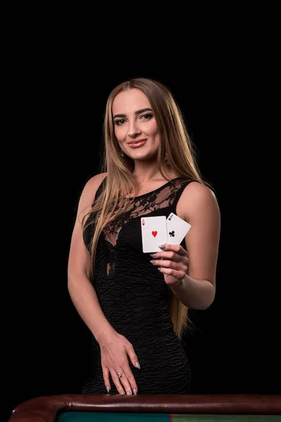 Mladá krásná žena hrát v kasinu. Dívka drží vítěznou kombinaci pokerových karet. Dvě esa — Stock fotografie