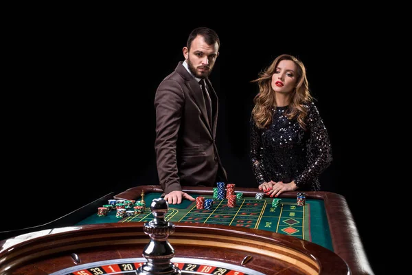 Homme avec une femme jouant à la roulette au casino. Dépendance au — Photo