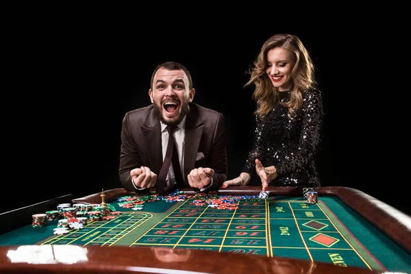 Muž s ženou hraní rulety v kasinu. Závislost na — Stock fotografie