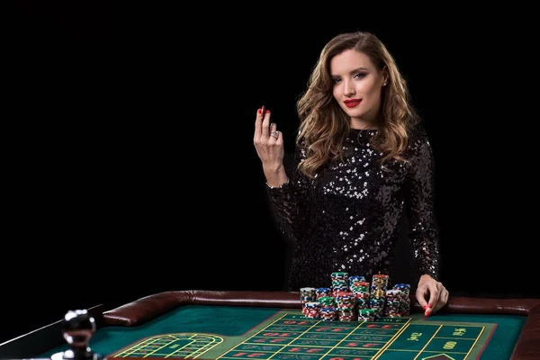 Kadın casino oynamak. Kadın rou oynarken fiş yığınları kazıklar — Stok fotoğraf