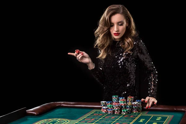 Žena hrající v kasinu. Žena sázky hromady čipy hrát rou — Stock fotografie