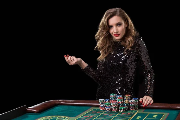 Kadın casino oynamak. Kadın rou oynarken fiş yığınları kazıklar — Stok fotoğraf