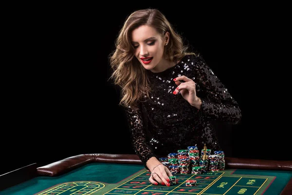 Kadın casino oynamak. Kadın rou oynarken fiş yığınları kazıklar — Stok fotoğraf
