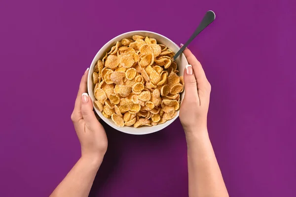 Comida, alimentación saludable, personas y concepto de dieta - primer plano de la mujer comiendo muesli para el desayuno sobre fondo púrpura —  Fotos de Stock