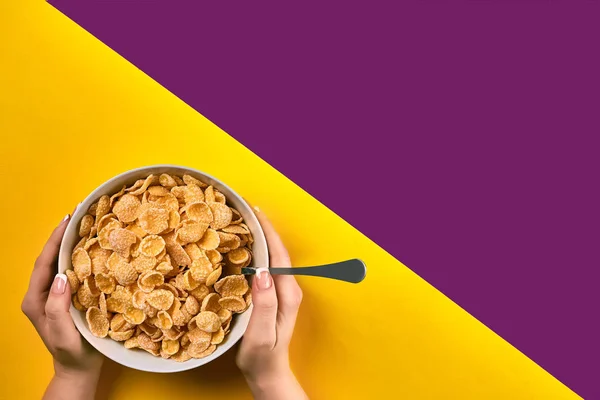 Comida, alimentación saludable, personas y concepto de dieta - primer plano de la mujer que come muesli para el desayuno sobre fondo púrpura y amarillo —  Fotos de Stock