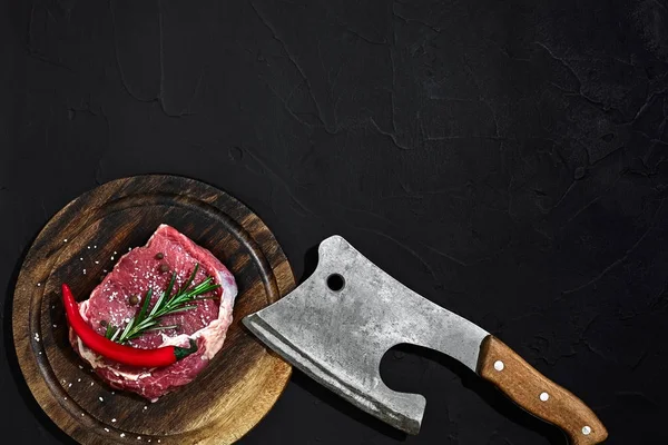 Carne cruda carne seca envejecimiento en tabla de cortar de madera. Copiar espacio — Foto de Stock