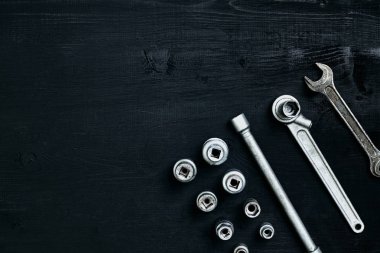 Araba tamir atölyesinde için araçlar. Siyah ahşap arka planda araba tamircisi otomobil tamir ekipmanları