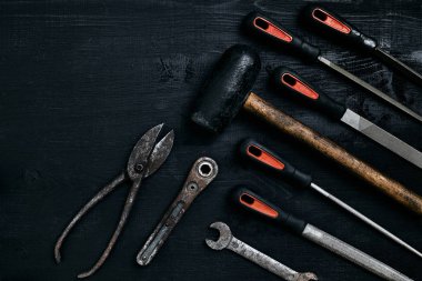 Birçok dizi çelik bıçaklar keskin ve siyah ahşap arka plan üzerinde çekiç