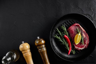 baharat üzerinde siyah bir tavada ızgara, en iyi görünüm için ham sığır eti biftek