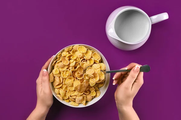 Comida, alimentación saludable, personas y concepto de dieta - primer plano de la mujer que come muesli con leche para el desayuno sobre fondo púrpura —  Fotos de Stock