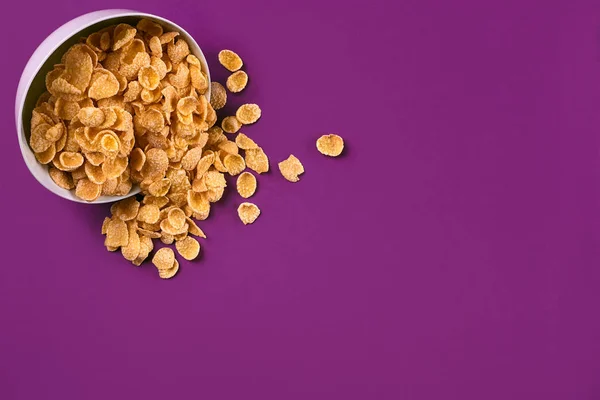 Bowl with cornflakes on the colorful background — Stock Photo, Image