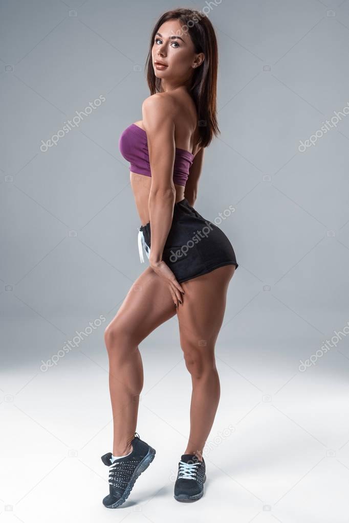 Fotos de Morena sexy chica de fitness en ropa deportiva con el