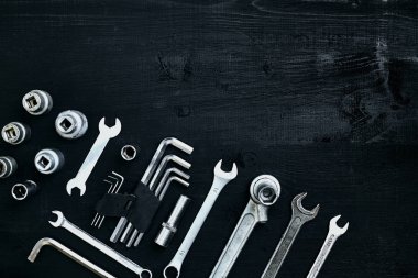 Siyah ahşap arka plan üzerine Oto araçları iş veya tamir için. Üstten Görünüm