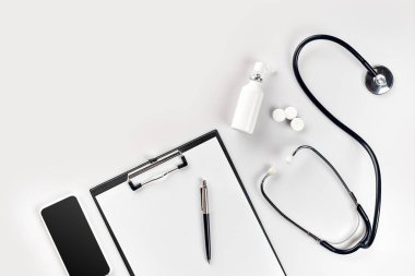Stetoskop, hap, tablet beyaz arka plan üzerinde. Tıp kavramı
