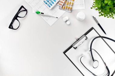 Doktorlar Ofis Büro tıbbi belgeler, grafikler, gözlük ve stetoskop ile. Üstten Görünüm. Kopya alanı
