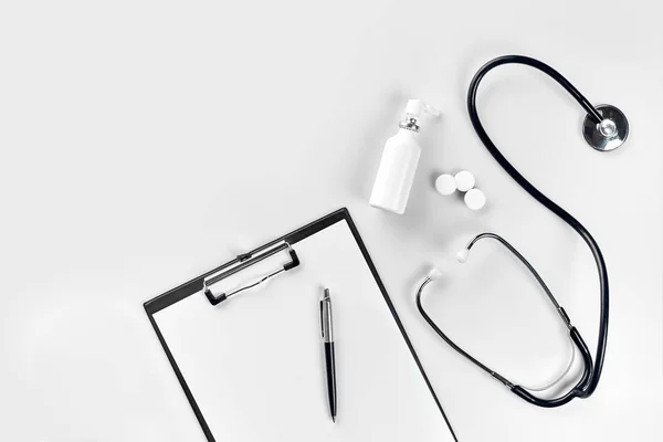 Estetoscopio, pastillas, tableta sobre fondo blanco. Concepto de medicina —  Fotos de Stock