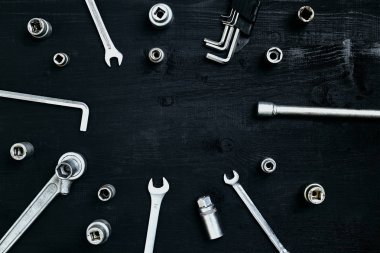 Siyah ahşap arka plan üzerine Oto araçları iş veya tamir için. Üstten Görünüm